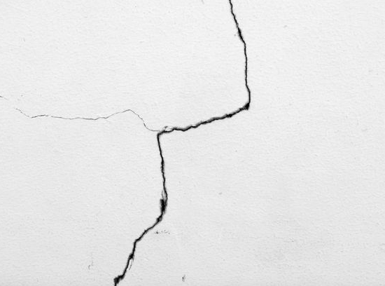 Causes of cracks in building